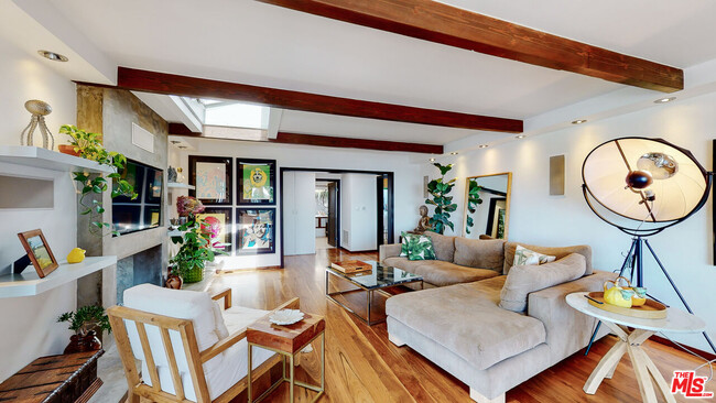Building Photo - 8715 Sunset Plaza Pl