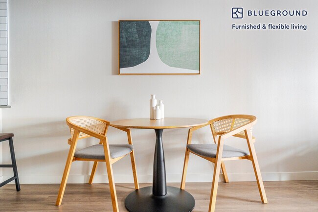 Building Photo - 526 Yale Ave N