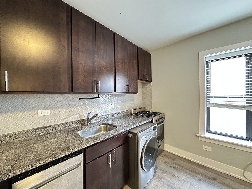 Building Photo - 434.5 W Belden Ave