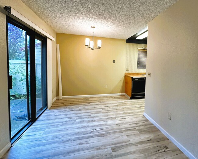 Building Photo - 180 Park Place Dr