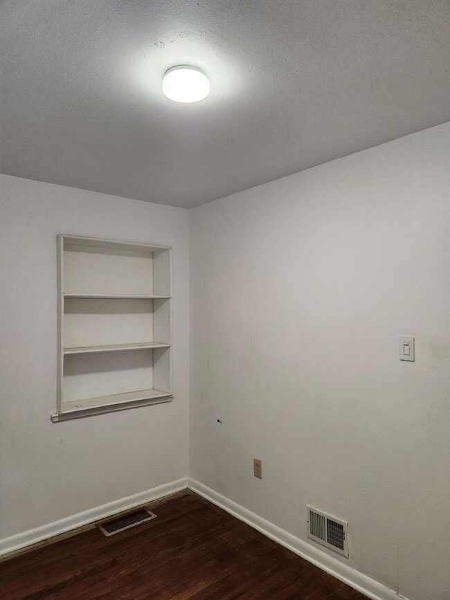 Building Photo - Gorgeous 4 bed/2 Bath home for rent $500 O...