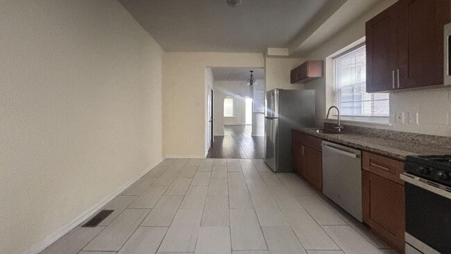 Building Photo - Newly Renovated 4BED 1.5BTH / Stainless Steel Appliances & Washer/Dryer Hookup!