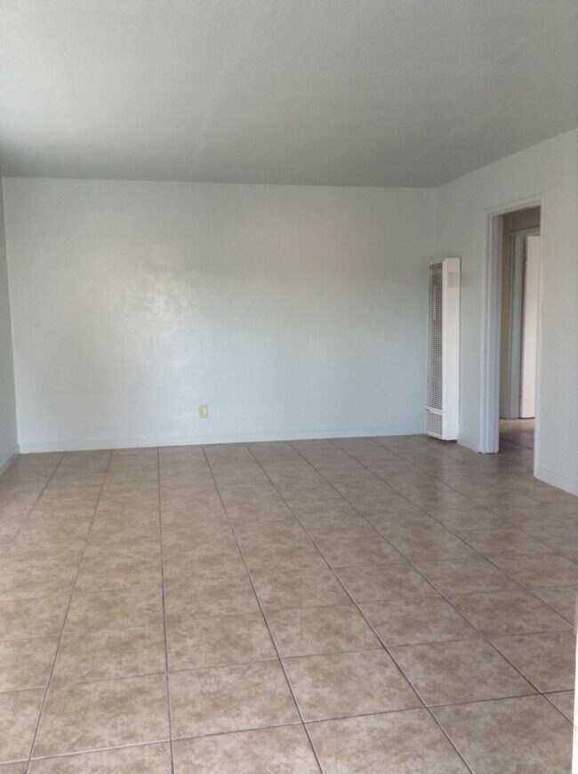 Building Photo - Cute Duplex front unit available