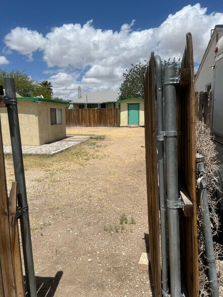 Building Photo - 826 E Lee St