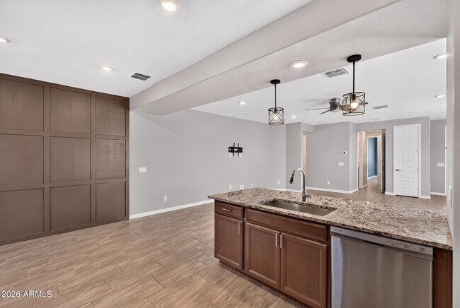 Building Photo - 261 Pinnacle Ridge Dr