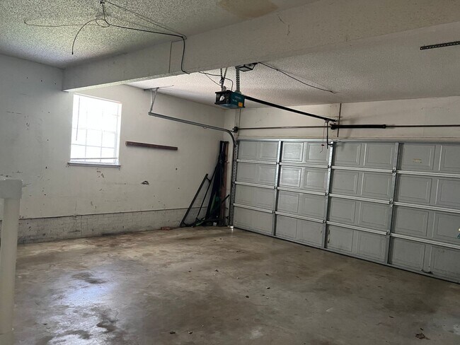 Building Photo - 14 Feldspar Ct