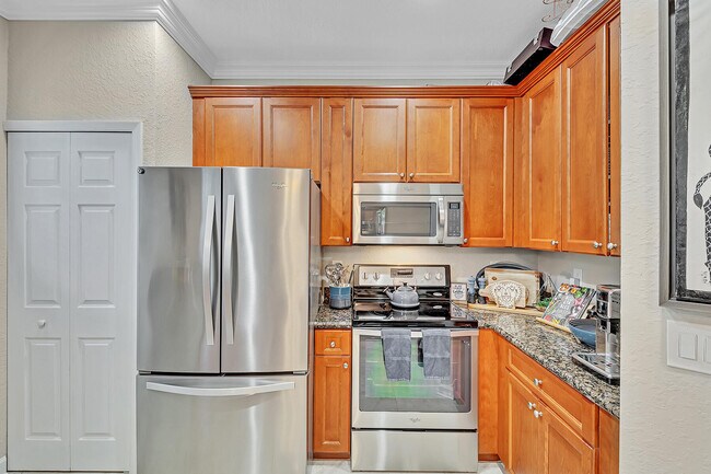 Building Photo - 323 Bayfront Dr