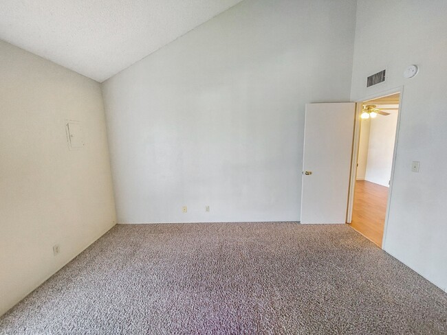Building Photo - 714 N Sanders St