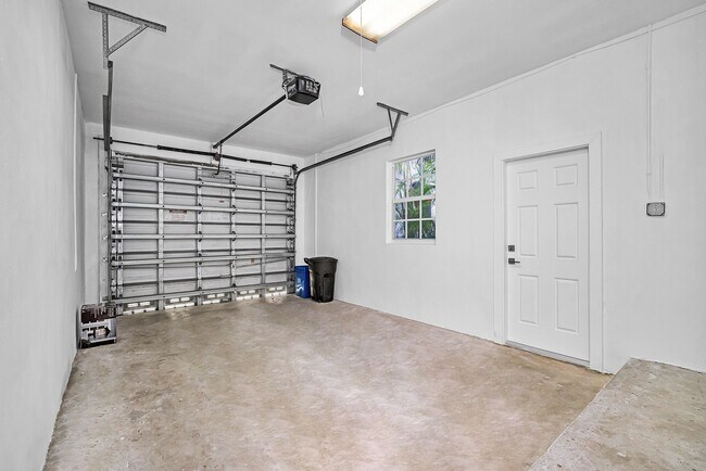 Building Photo - 1135 Asturia Ave