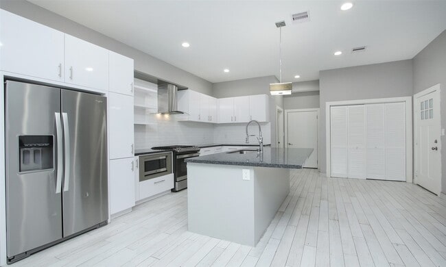 Building Photo - 309 E 43rd St