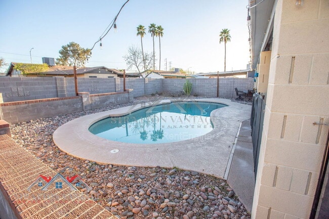 Building Photo - 1735 W Pampa Ave