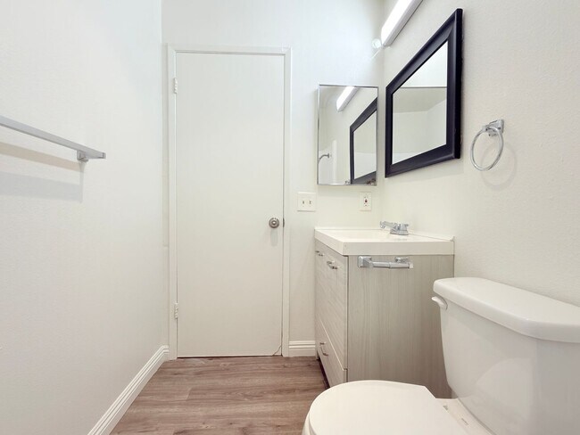 Building Photo - Updated 2Bed/ 2Bath in Canoga Park