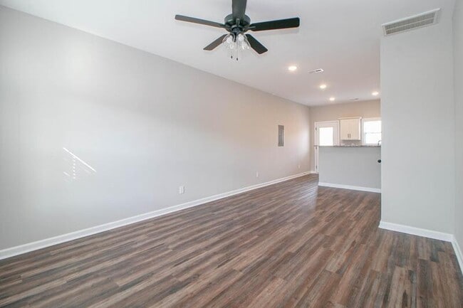 Building Photo - 1115-E4 Hillwood Dr