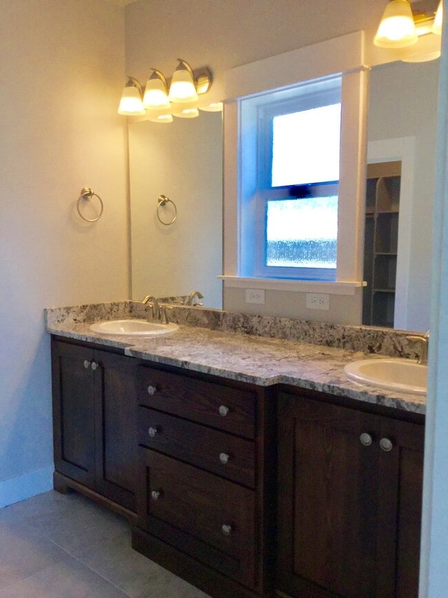 Building Photo - Stunning Newer Build in Stonegate Estates!!