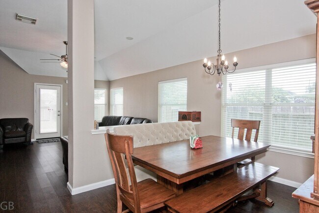 Building Photo - 511 Plantain Ln