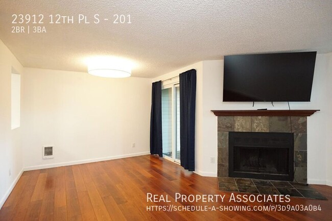 Building Photo - Spacious 2 Bedroom 2.5 Bathroom Townhouse ...