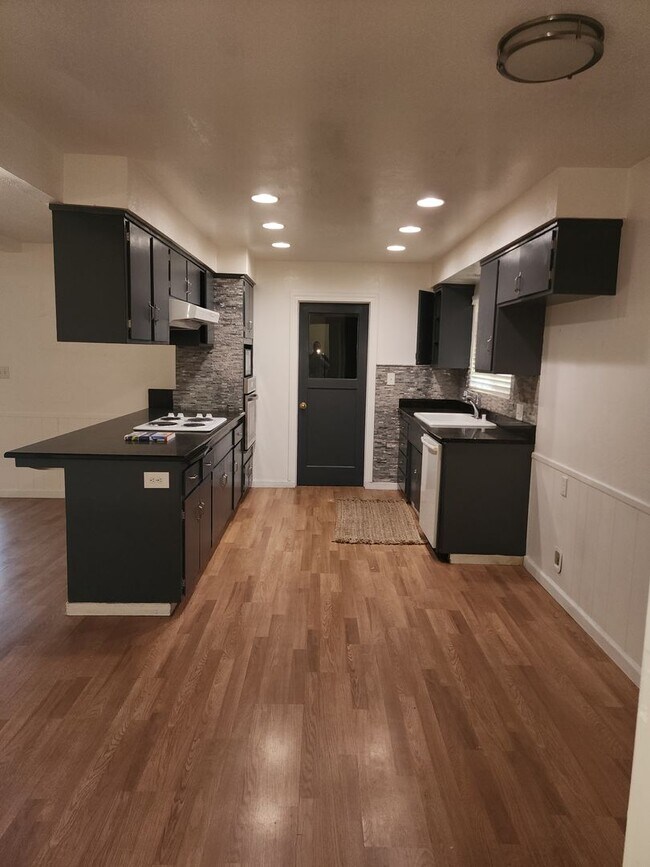 Building Photo - 3 Bedroom 2 Bathroom in court Near Somerse...