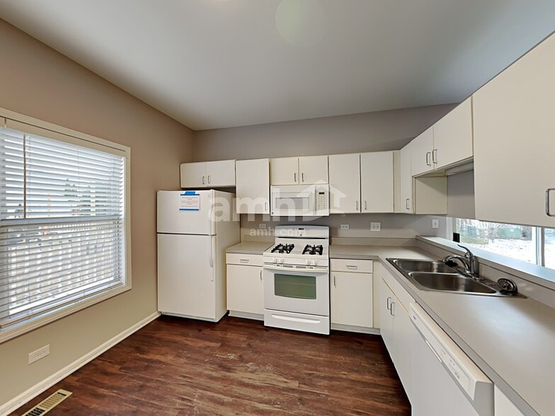 Building Photo - 2417 Deerfield Dr