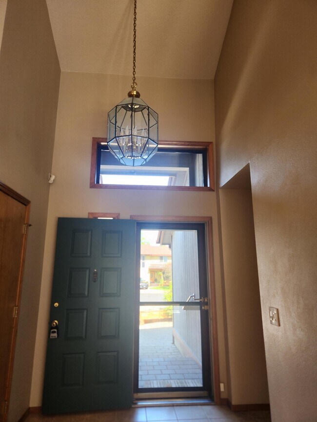 Building Photo - 611 NE Tracker Ct