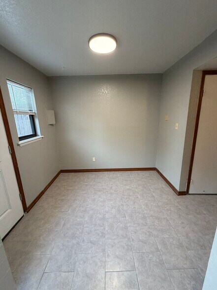 Building Photo - 2125 Beaumont Dr