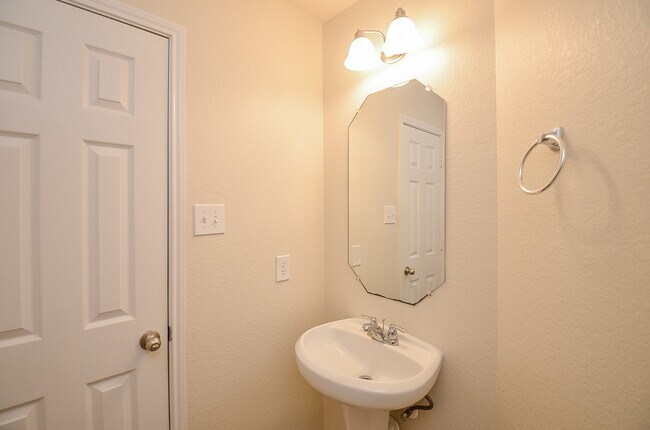 Building Photo - 21610 Yeaney Dr