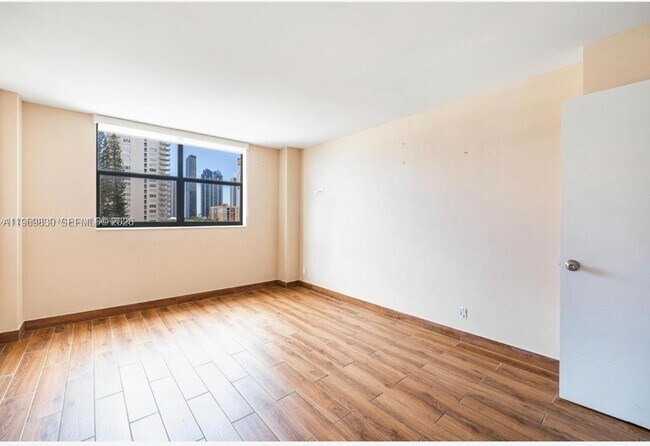 Building Photo - 290 174th St St