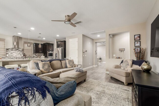Building Photo - Spacious 4BR House in Goodyear