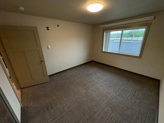 Building Photo - 922 Charles St