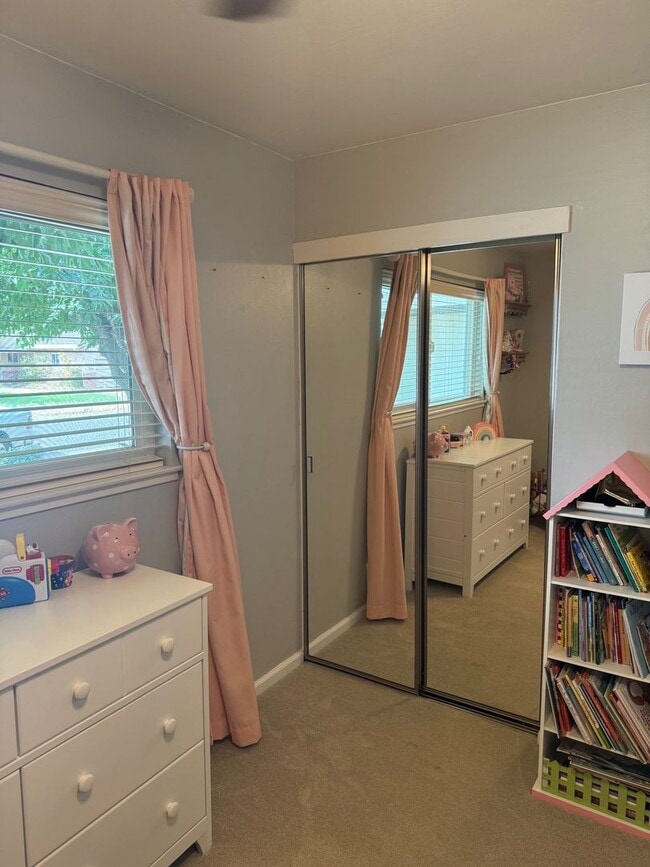 Building Photo - Gorgeous Updated 3 Bedroom in the heart of...
