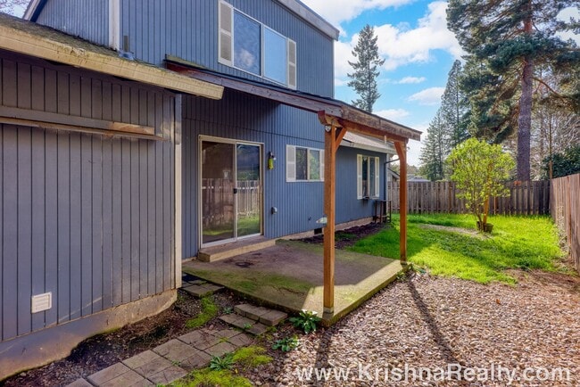 Building Photo - Charming 3 Bedroom | 2 Bathroom Duplex | Private Backyard | Near Washington Square Mall