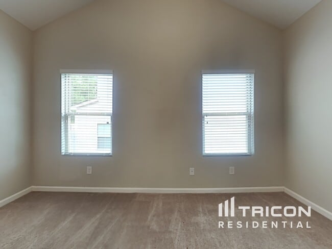 Building Photo - 347 Hawthorn Dr