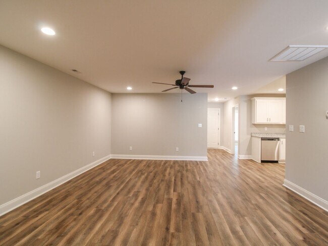 Building Photo - Nice Townhome in Athens City! $250 Amenity...