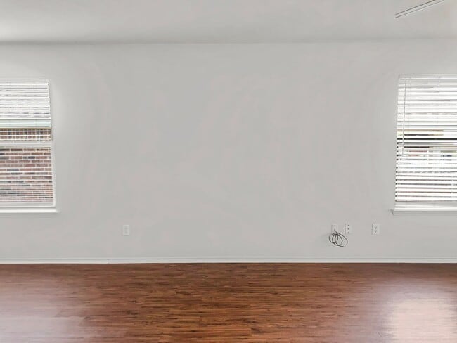 Building Photo - Spacious 1 Story Home!