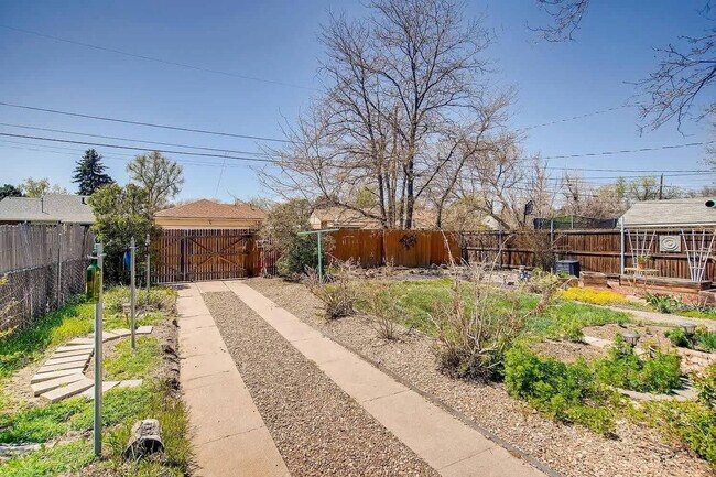 Building Photo - 2933 Ivanhoe St