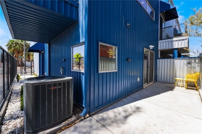 Building Photo - 137 S 11th St