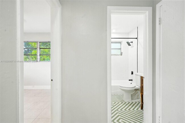 Building Photo - 2085 NE 169th St