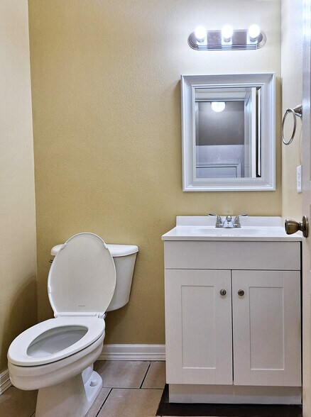 Building Photo - 1907 Maria Isabel Dr