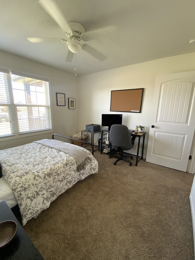 Building Photo - 1053 Castlerock Dr