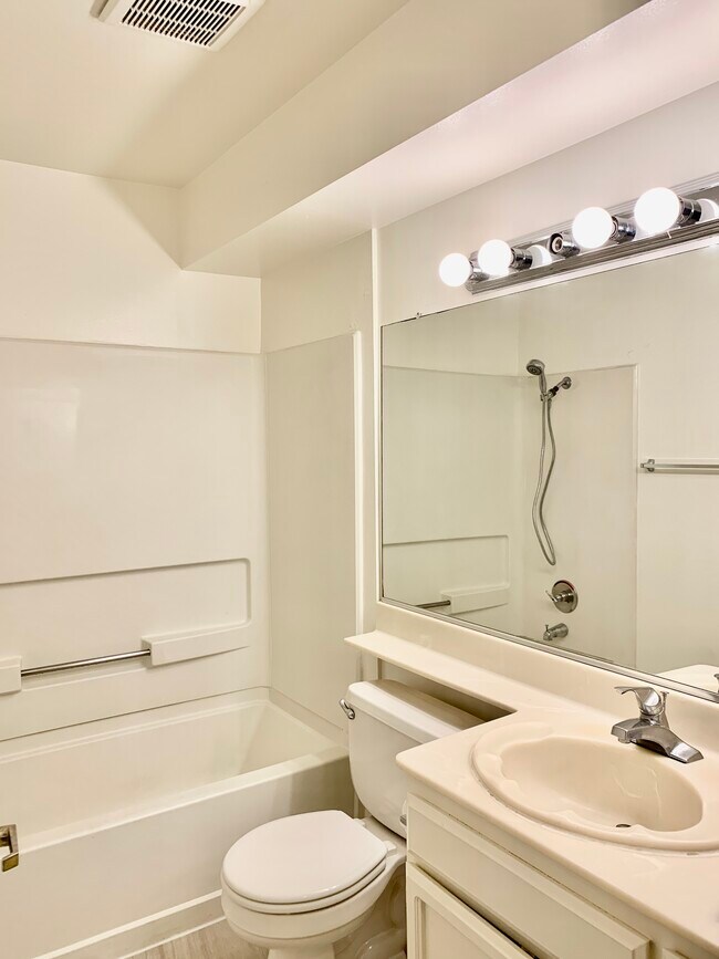 Building Photo - 4755 Templeton St