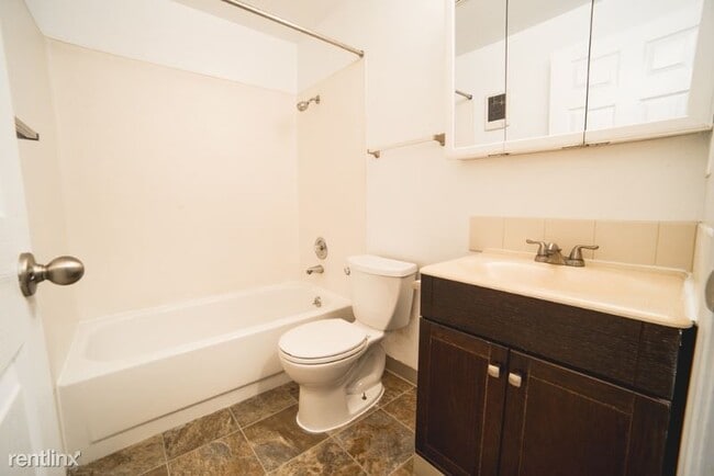 Building Photo - 3 br, 1 bath Apartment - 3660 SW 117th Ave