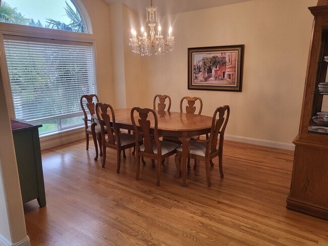 Building Photo - 5 bed 3 bath