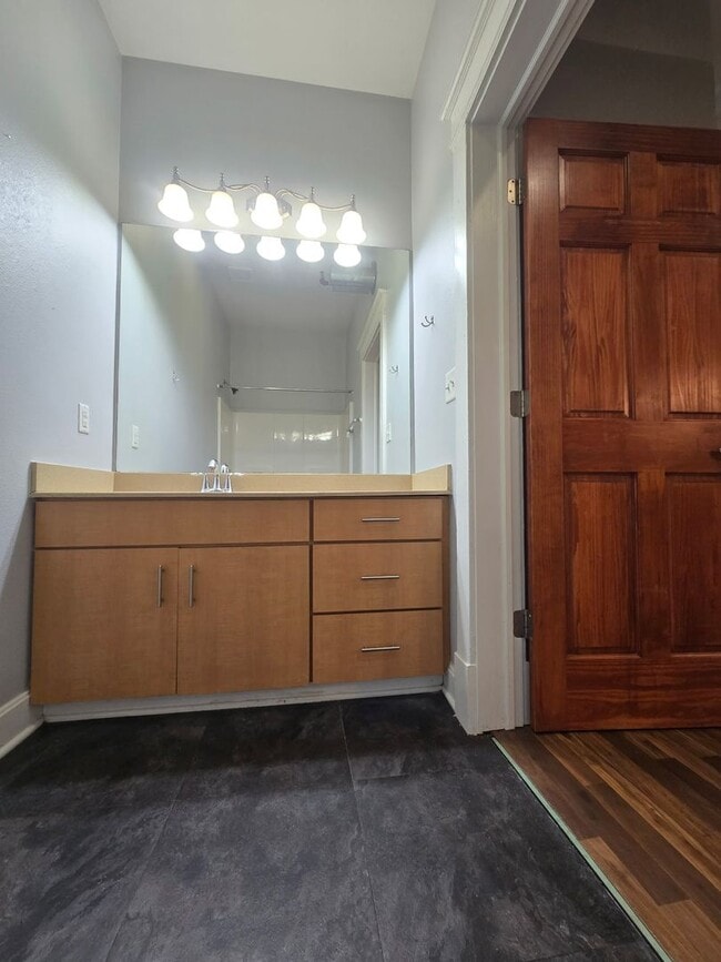 Building Photo - 302 W Commercial St