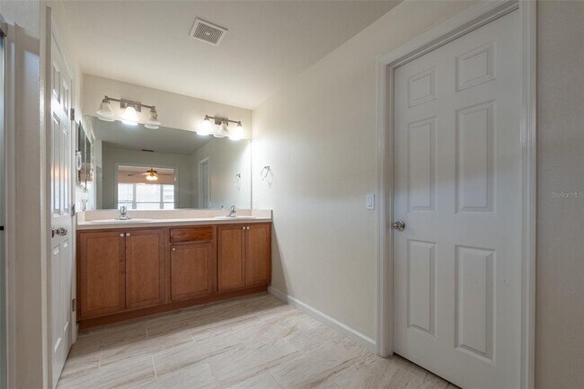 Building Photo - 5561 SW 40th St
