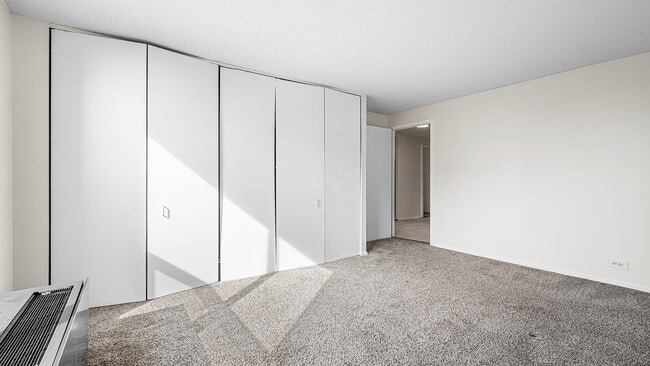 Building Photo - 899 S Plymouth Ct