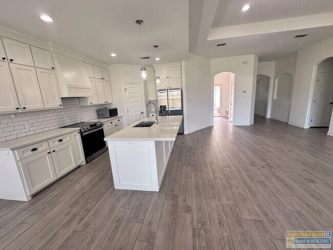 Building Photo - 113 Torrey Pines Dr