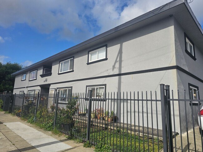 Building Photo - Move-In Ready: Secure 3BR Oakland Apartment with Paid Utilities