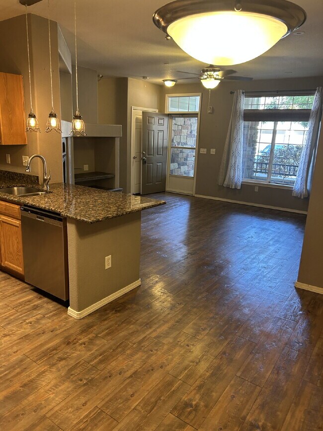 Building Photo - "Spacious 2-Bed, 2-Bath Condo Retreat in T...