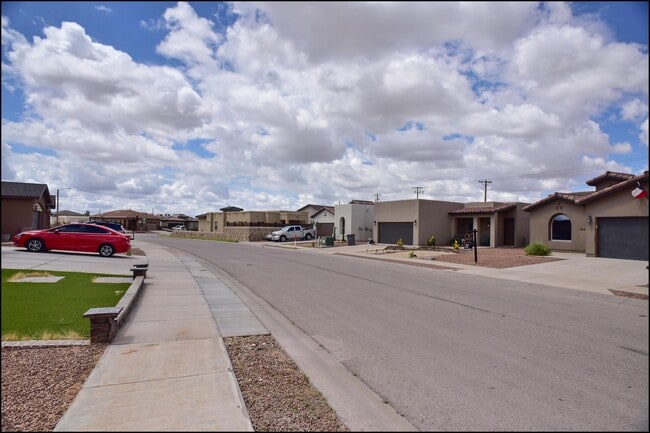 Building Photo - 3744 Loma Adriana