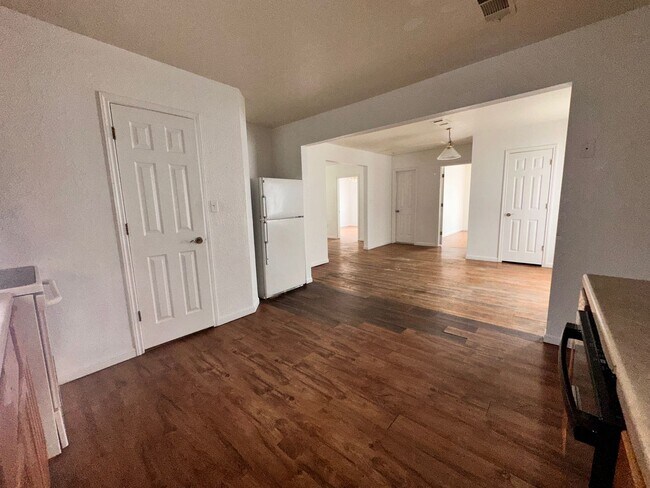 Building Photo - Conveniently located- Water and Trash Included