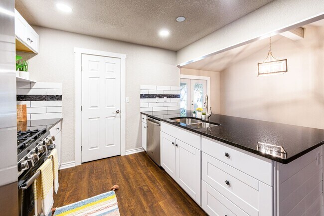 Building Photo - BEAUTIFULLY RENOVATED ONE STORY HOME IN A ...